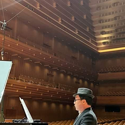 ジャズピアニストタニシタクロー