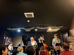上野エブリスイングでライブ