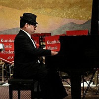 ピアノを演奏中の私です