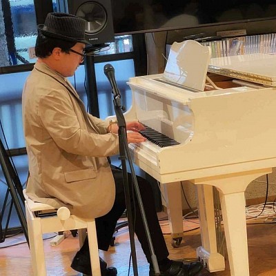 ジャズピアニストタニシタクロー